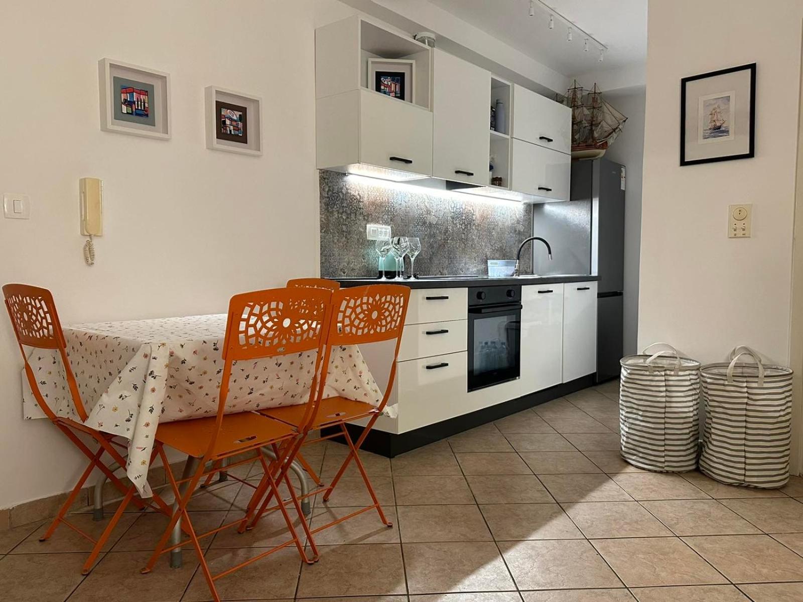 Oliva, Rafailovici Apartment *